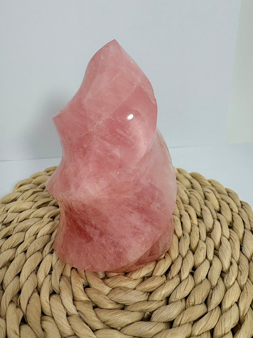 Llama de cuarzo rosa natural de alta calidad de 435 g. Pieza única con precioso color rosa, pulido brillante y unas medidas de 10,2 × 5,6 × 5,1 cm.