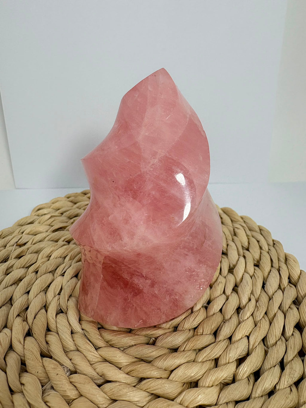 Llama de cuarzo rosa natural de alta calidad de 435 g. Pieza única con precioso color rosa, pulido brillante y unas medidas de 10,2 × 5,6 × 5,1 cm.