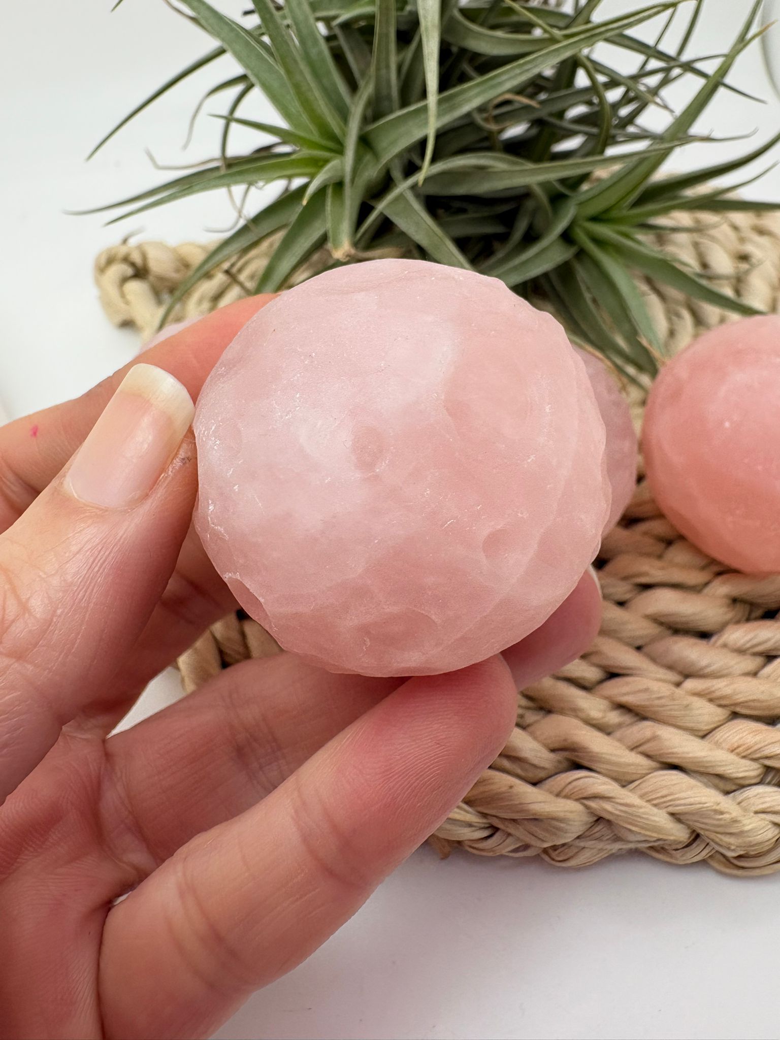 Luna llena de cuarzo rosa natural de 4 cm y 80 gr aprox. Pieza tallada con efecto cráteres lunares, ideal para amor propio, calma y decoración espiritual.