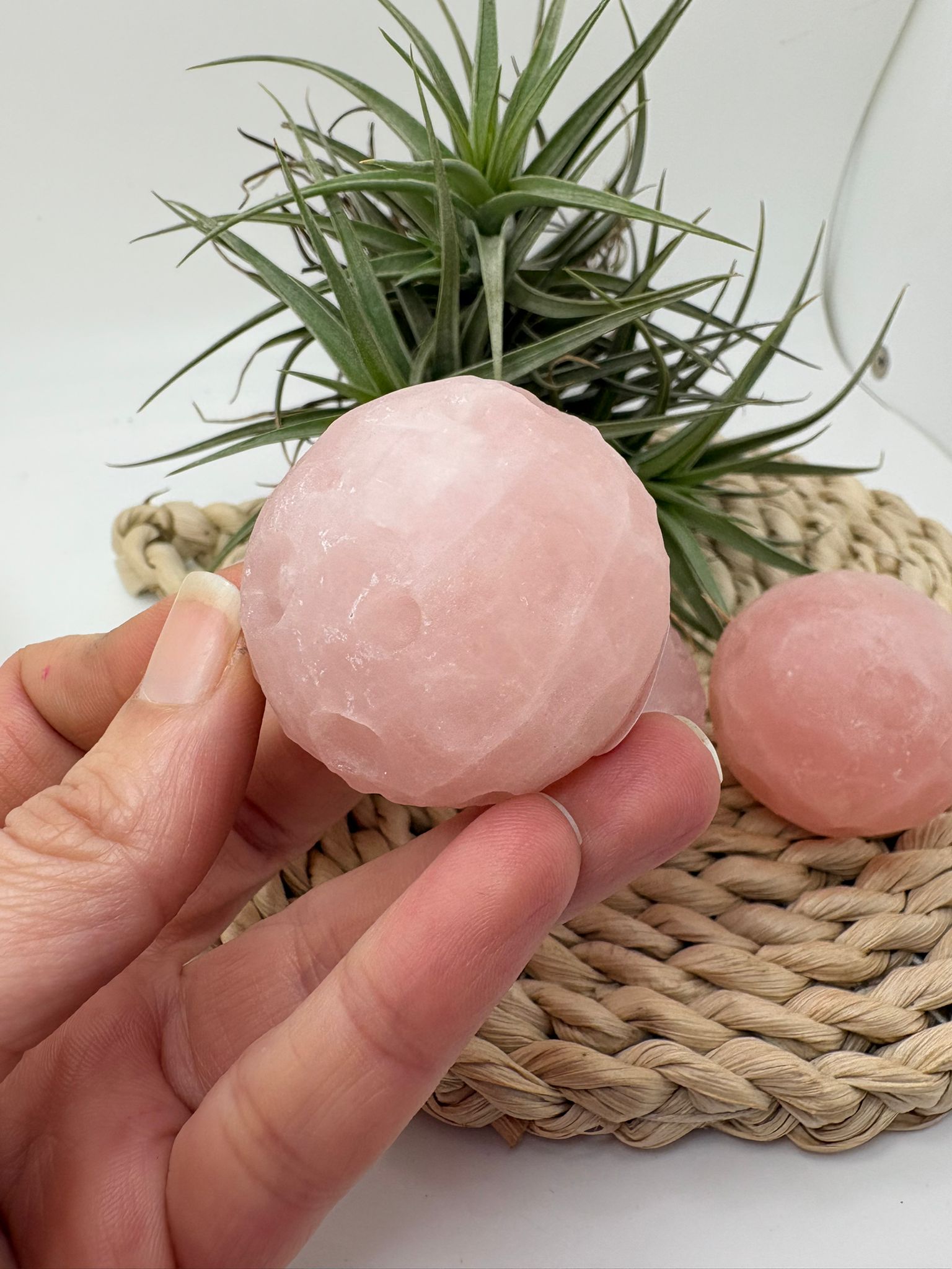 Luna llena de cuarzo rosa natural de 4 cm y 80 gr aprox. Pieza tallada con efecto cráteres lunares, ideal para amor propio, calma y decoración espiritual.
