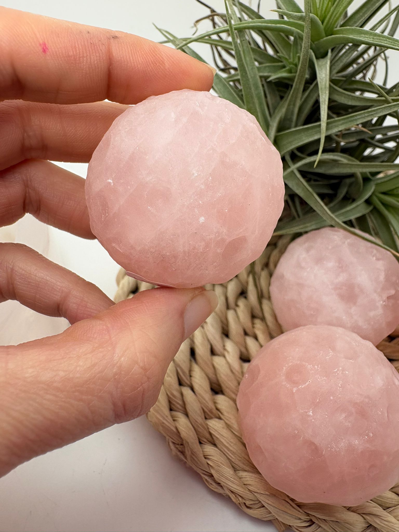 Luna llena de cuarzo rosa natural de 4 cm y 80 gr aprox. Pieza tallada con efecto cráteres lunares, ideal para amor propio, calma y decoración espiritual.
