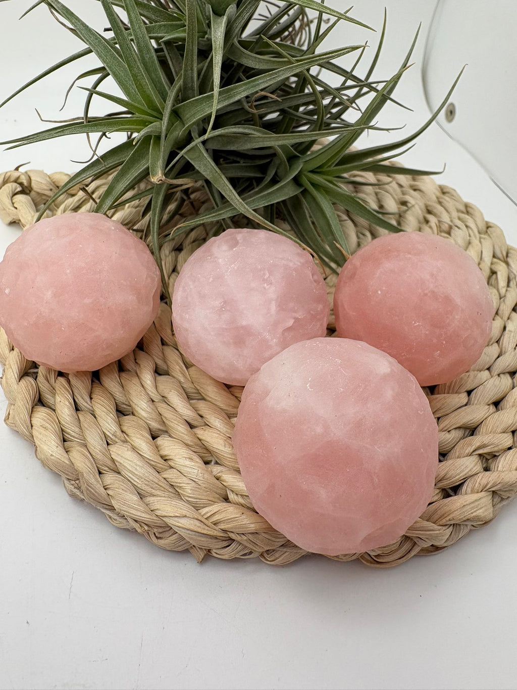 Luna llena de cuarzo rosa natural de 4 cm y 80 gr aprox. Pieza tallada con efecto cráteres lunares, ideal para amor propio, calma y decoración espiritual.
