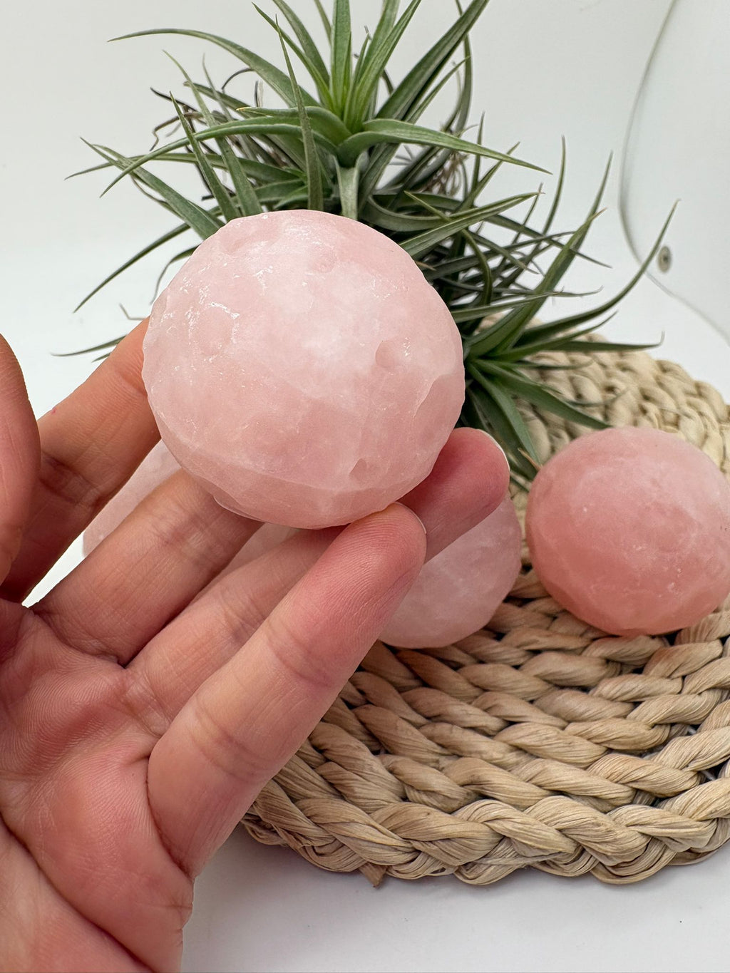 Luna llena de cuarzo rosa natural de 4 cm y 80 gr aprox. Pieza tallada con efecto cráteres lunares, ideal para amor propio, calma y decoración espiritual.