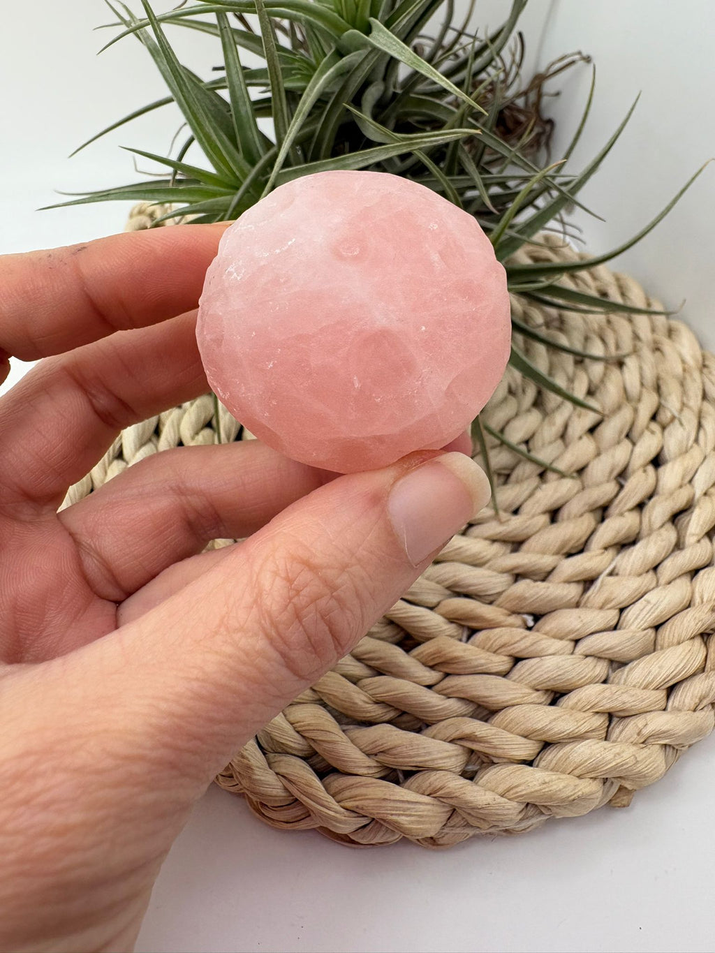 Luna llena de cuarzo rosa natural de 4 cm y 80 gr aprox. Pieza tallada con efecto cráteres lunares, ideal para amor propio, calma y decoración espiritual.