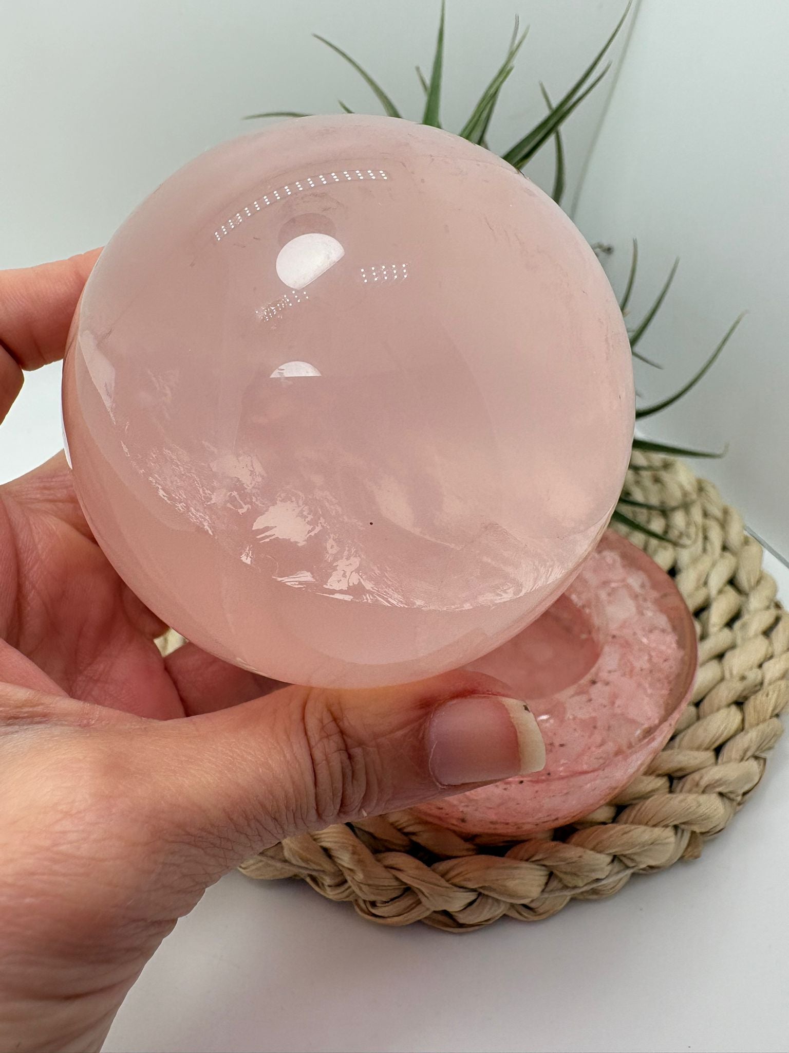 Esfera de cuarzo rosa natural de gran transparencia, con inclusiones de hierro. ideal para terapias de sanación, chakra corazón, amor y amor propio.