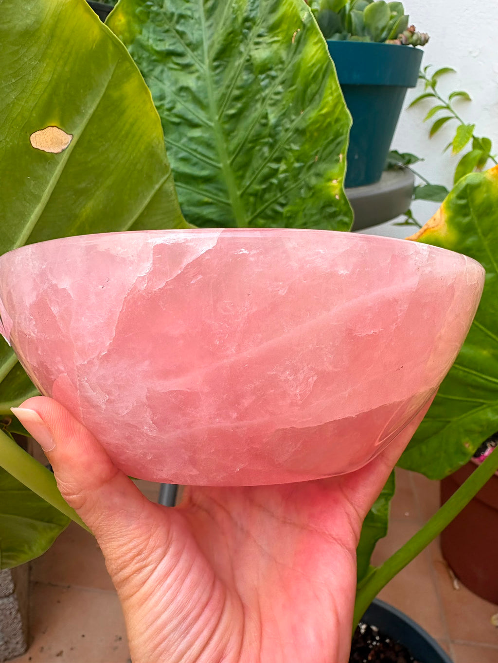 Cuenco de cuarzo rosa natural pulido de 16 cm y 1,040 kg. Pieza única, ideal para decoración, joyas, minerales o como elegante centro de mesa.