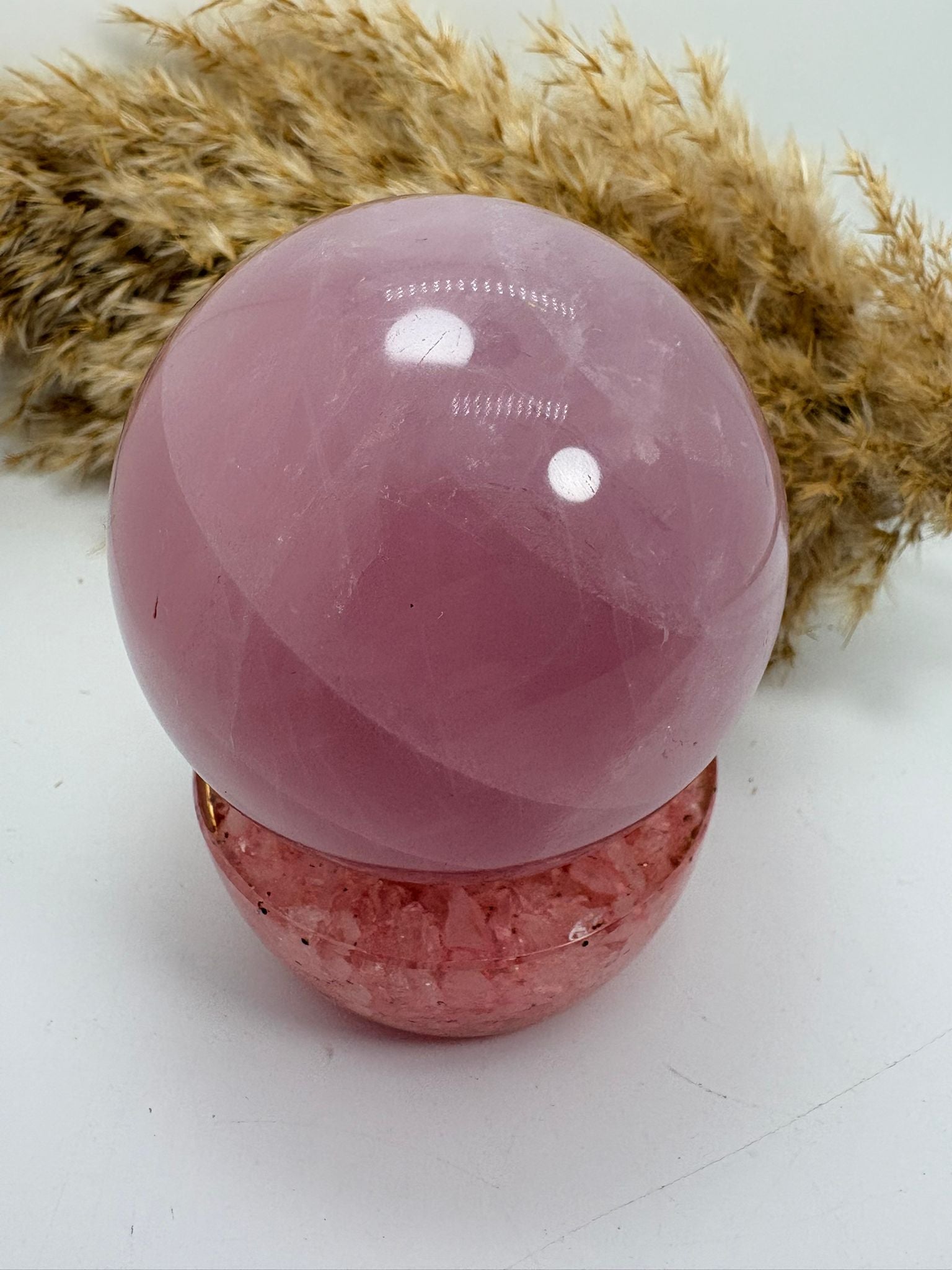 Esfera de cuarzo rosa de alta calidad y color intenso. Energía de amor, calma y sanación emocional para armonizar tu espacio y tu interior.