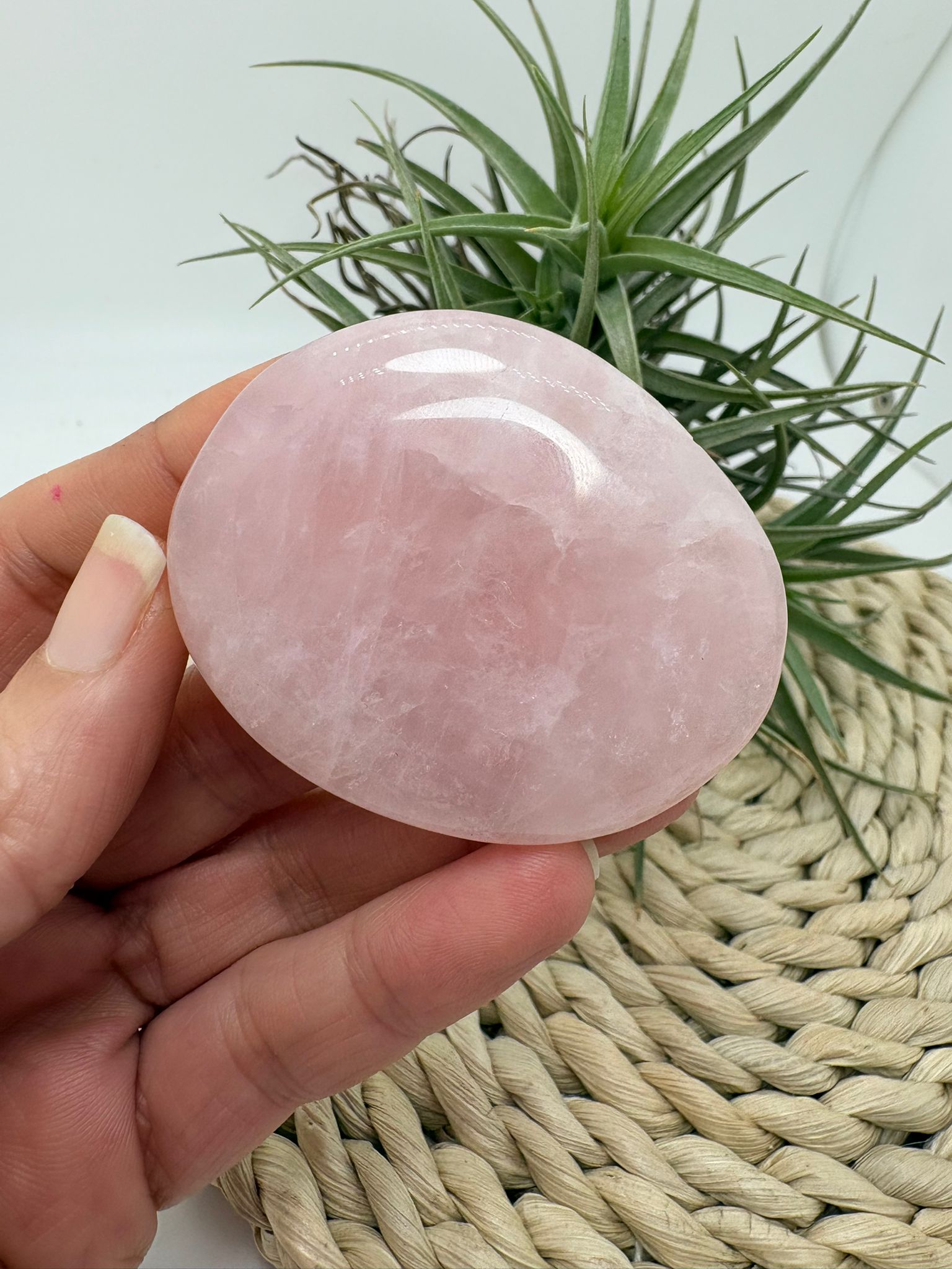 Palmstone plano de cuarzo rosa natural de 5,4 x 4,3 cm. Una pieza suave y pulida, ideal para amor propio, calma emocional y chakra corazón.