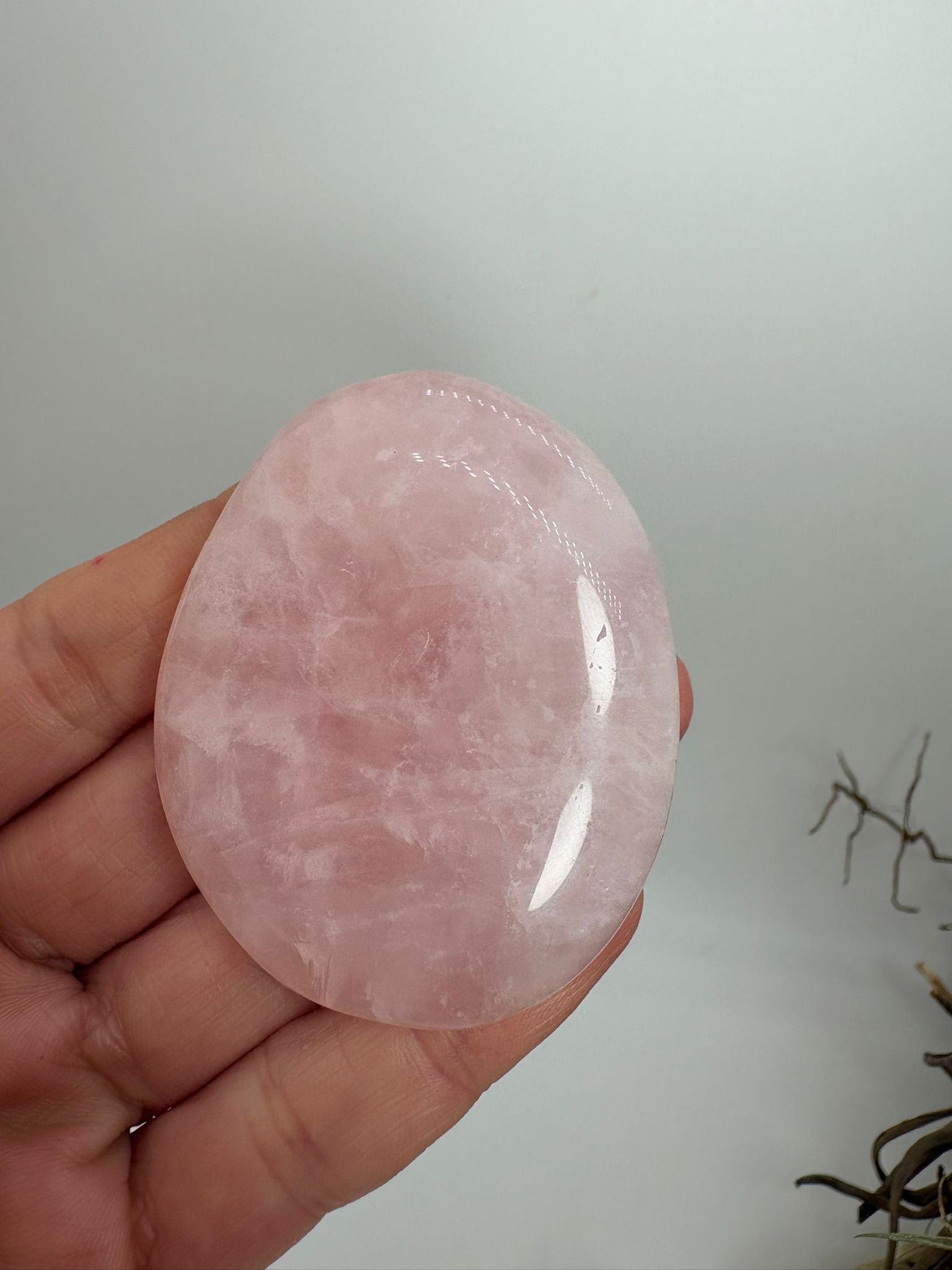 Palmstone plano de cuarzo rosa natural de 5,4 x 4,3 cm. Una pieza suave y pulida, ideal para amor propio, calma emocional y chakra corazón.
