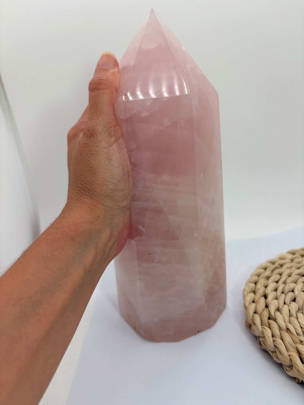 Generador de cuarzo rosa natural de alta calidad de 421 g. Pieza única con un precioso color rosado, más intenso en persona, pulido brillante y 12,5 × 4,7 cm.