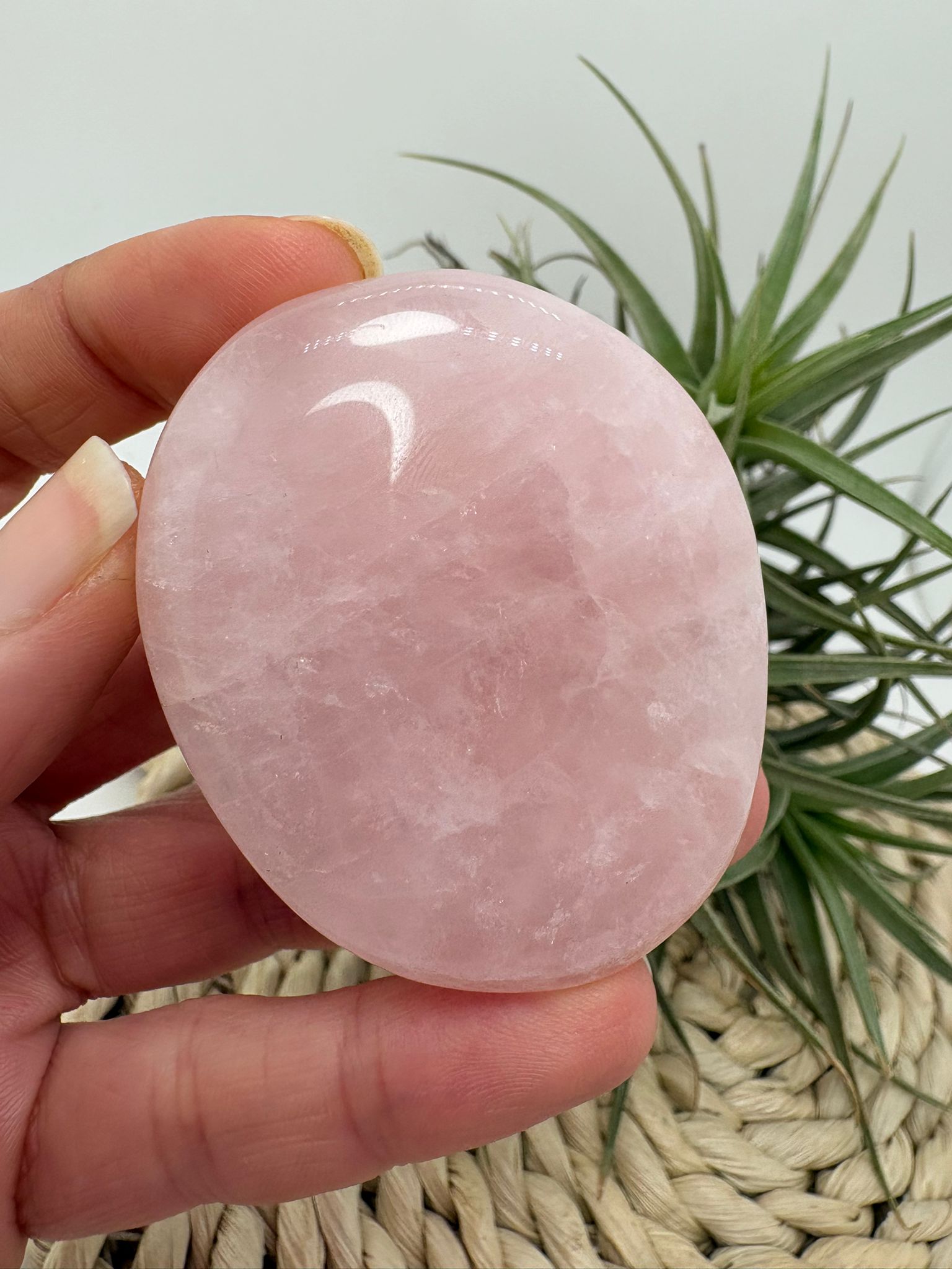 Palmstone plano de cuarzo rosa natural de 5,4 x 4,3 cm. Una pieza suave y pulida, ideal para amor propio, calma emocional y chakra corazón.