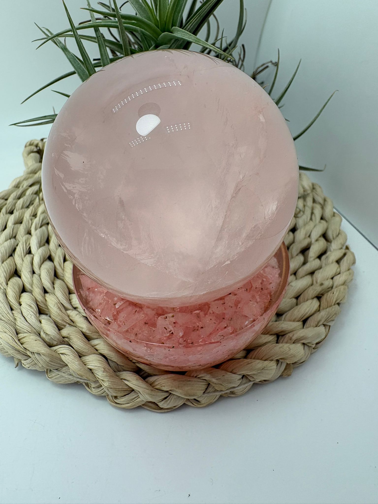Esfera de cuarzo rosa natural de gran transparencia, con inclusiones de hierro. ideal para terapias de sanación, chakra corazón, amor y amor propio.