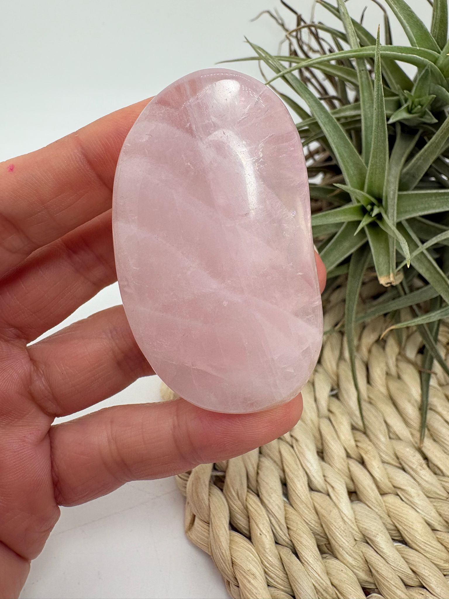 Palmstone plano de cuarzo rosa natural de 5,4 x 4,3 cm. Una pieza suave y pulida, ideal para amor propio, calma emocional y chakra corazón.