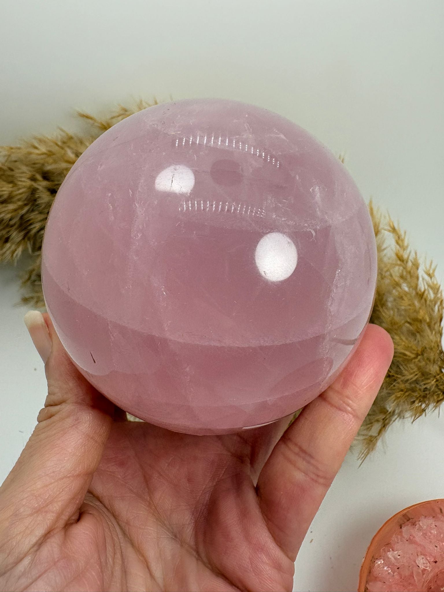 Esfera de cuarzo rosa de alta calidad y color intenso. Energía de amor, calma y sanación emocional para armonizar tu espacio y tu interior.