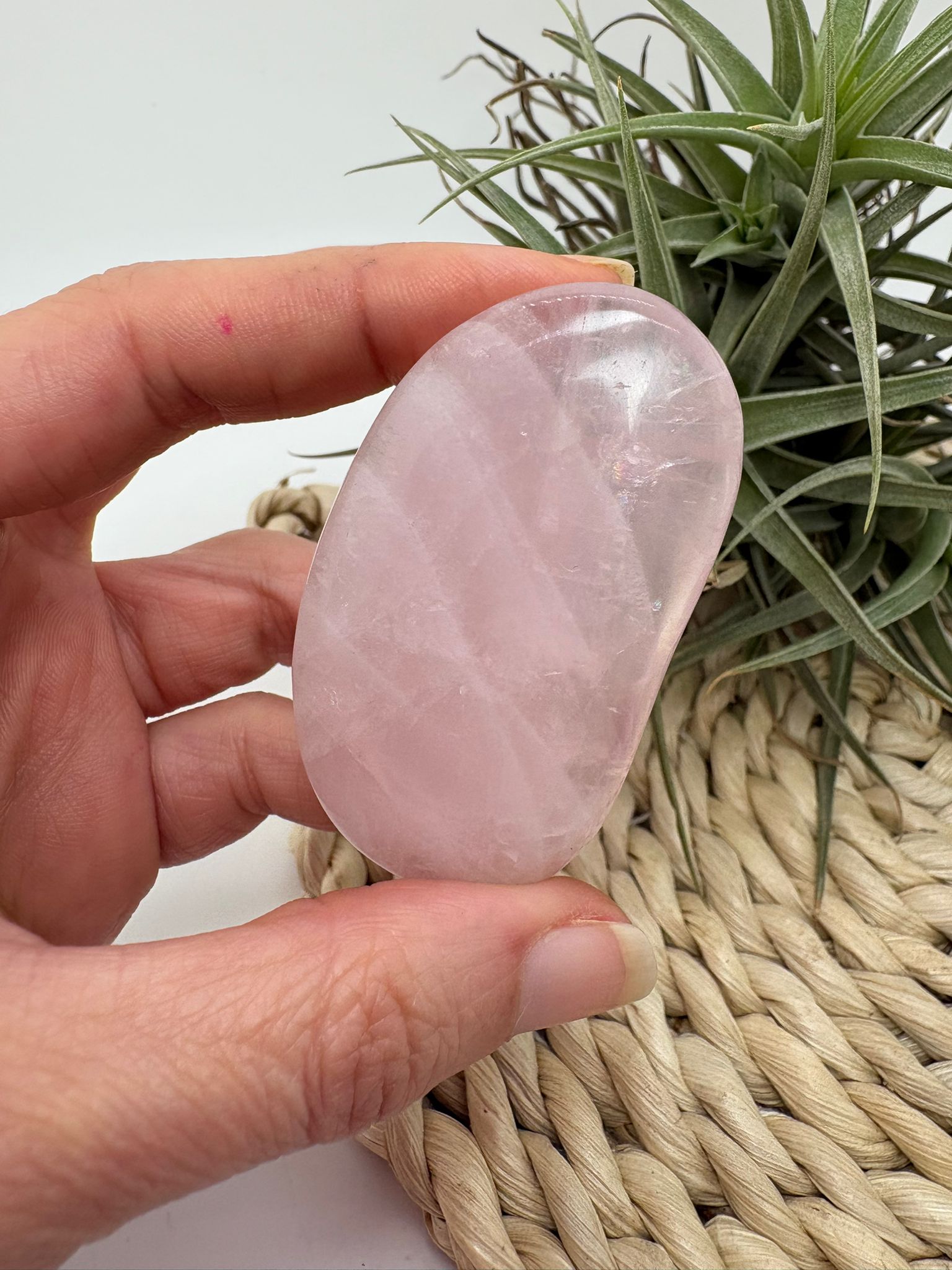 Palmstone plano de cuarzo rosa natural de 5,4 x 4,3 cm. Una pieza suave y pulida, ideal para amor propio, calma emocional y chakra corazón.