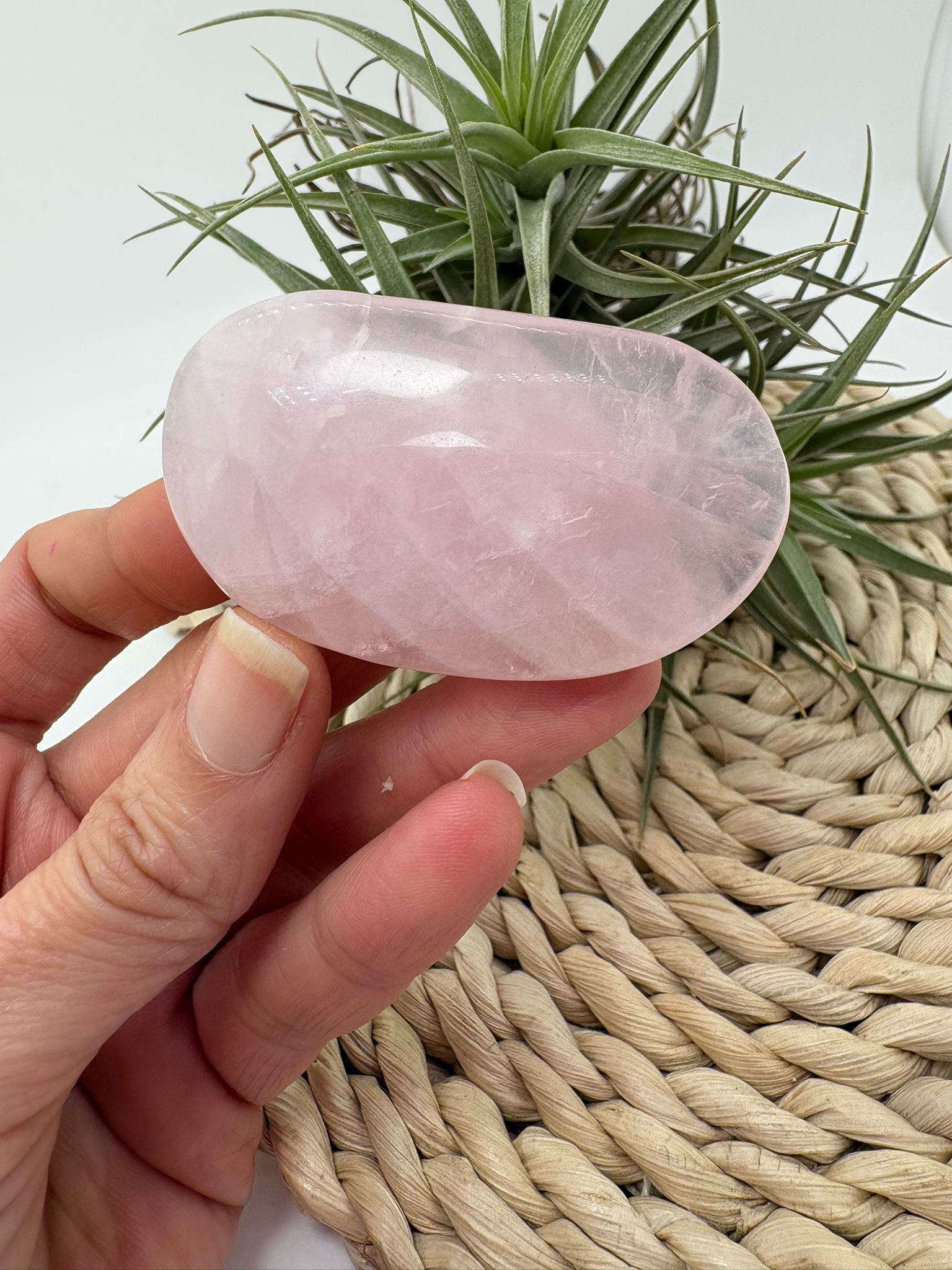 Palmstone plano de cuarzo rosa natural de 5,4 x 4,3 cm. Una pieza suave y pulida, ideal para amor propio, calma emocional y chakra corazón.