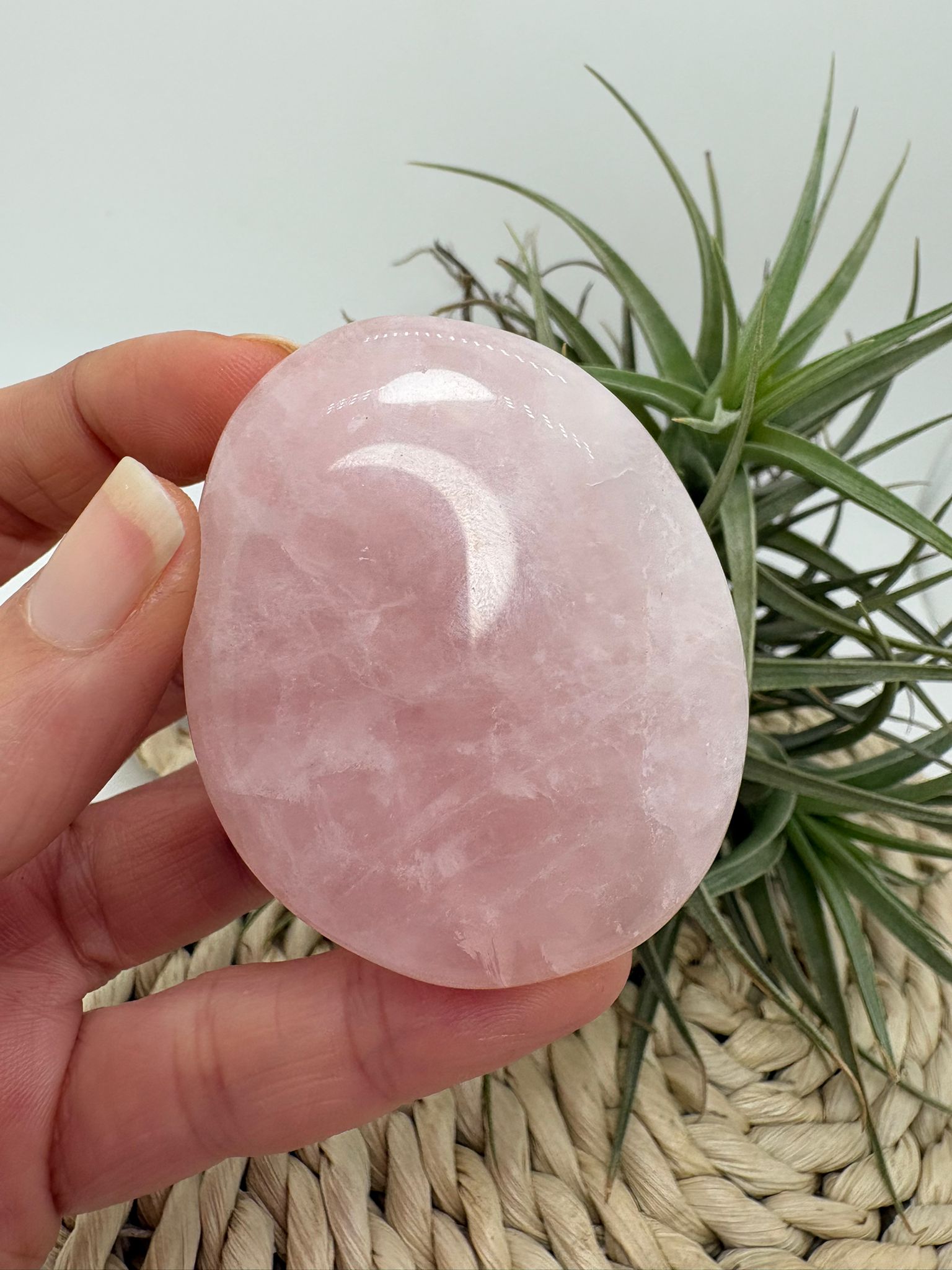 Palmstone plano de cuarzo rosa natural de 5,4 x 4,3 cm. Una pieza suave y pulida, ideal para amor propio, calma emocional y chakra corazón.