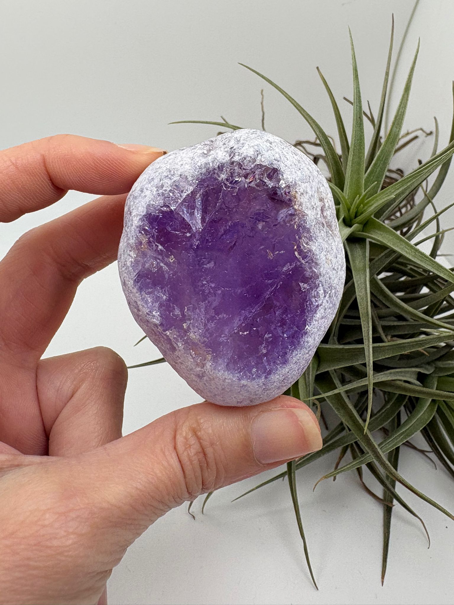 Cuarzo visión de amatista natural con cavidad en su interior. Pieza única, energía profunda que invita a la calma, la introspección y la conexión interior. Ideal para espacios de paz.
