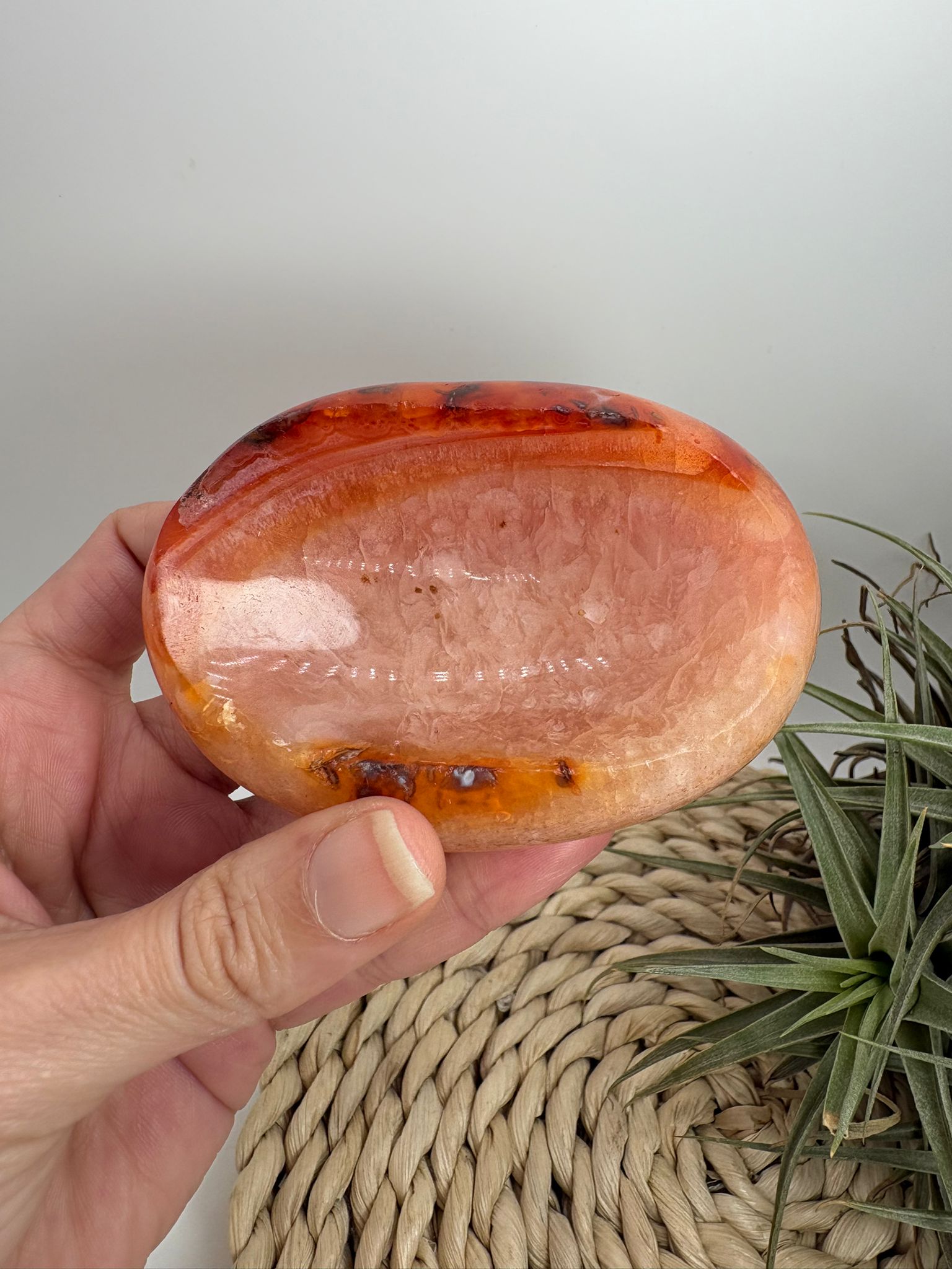 Cuenco de cornalina natural, pieza única ideal para aportar energía, vitalidad y armonía. Perfecto para decorar o colocar tus minerales.