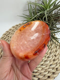 Cuenco de cornalina natural, pieza única ideal para aportar energía, vitalidad y armonía. Perfecto para decorar o colocar tus minerales.