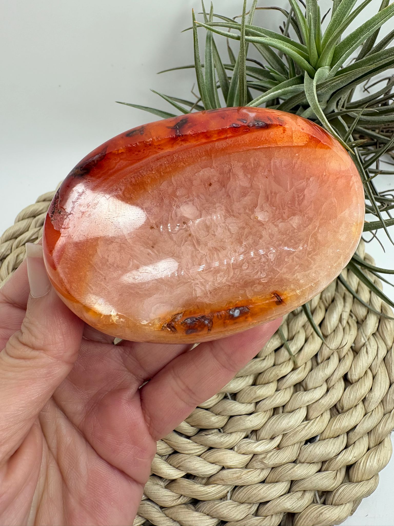 Cuenco de cornalina natural, pieza única ideal para aportar energía, vitalidad y armonía. Perfecto para decorar o colocar tus minerales.