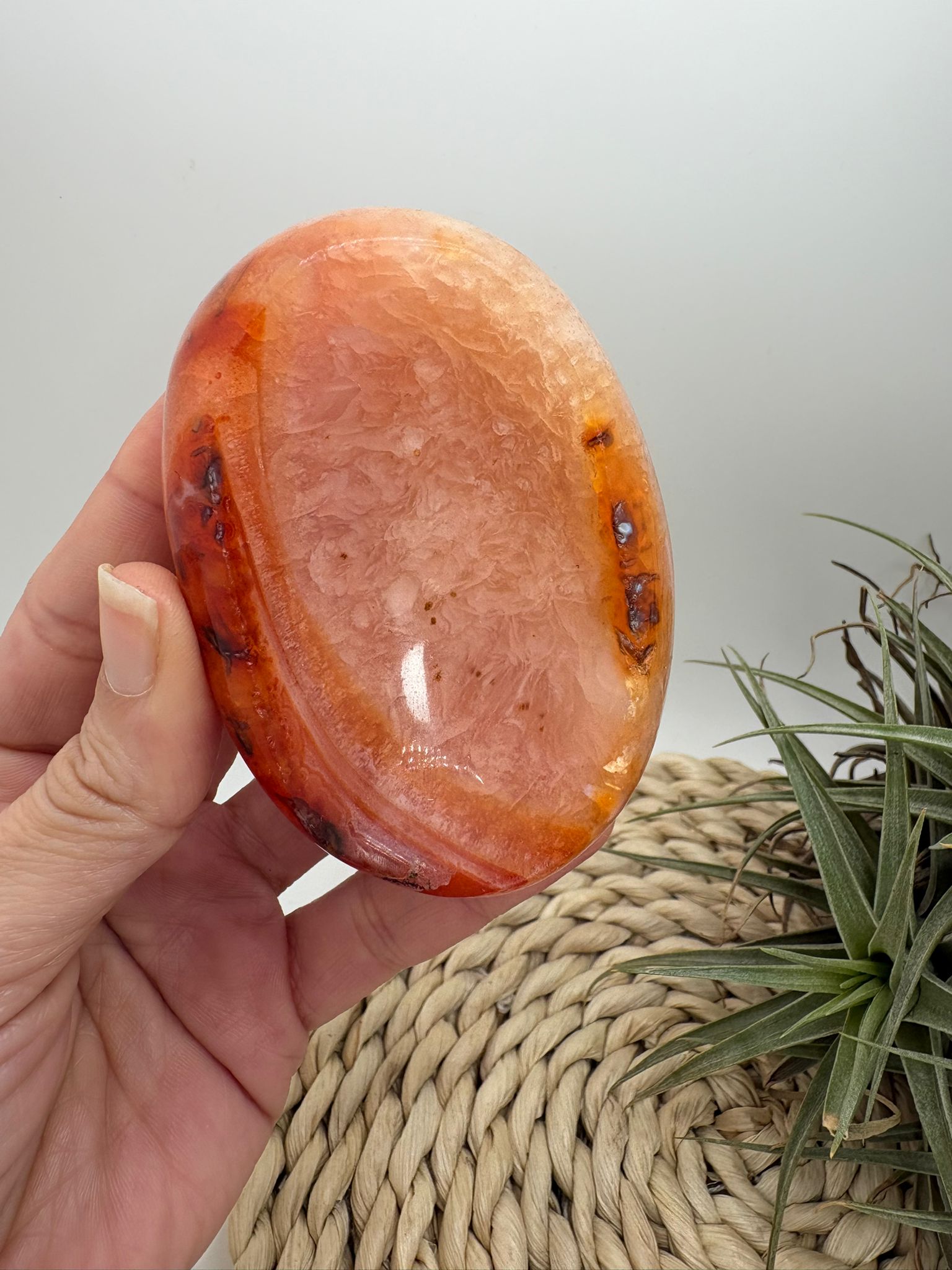 Cuenco de cornalina natural, pieza única ideal para aportar energía, vitalidad y armonía. Perfecto para decorar o colocar tus minerales.