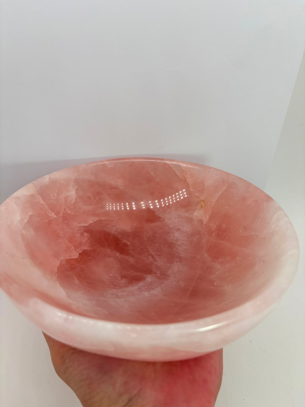 Cuenco de cuarzo rosa natural pulido de 16 cm y 1,040 kg. Pieza única, ideal para decoración, joyas, minerales o como elegante centro de mesa.