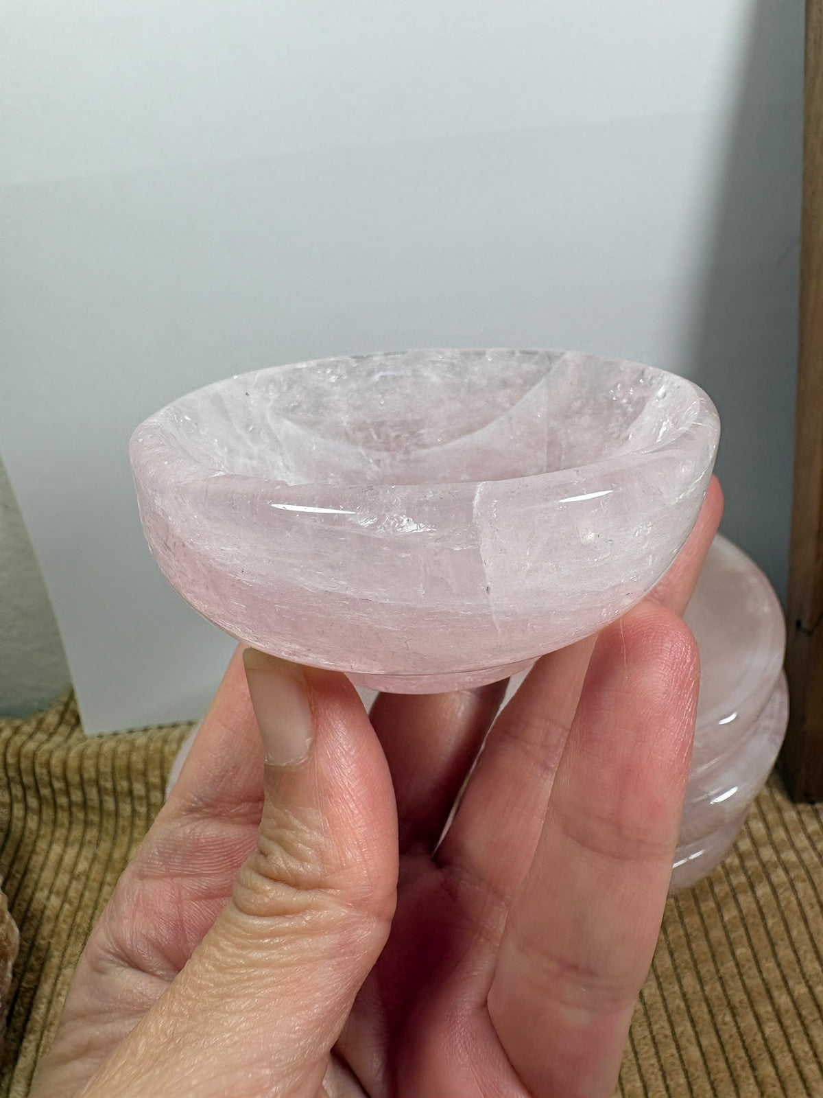 Cuenco pequeño de cuarzo rosa natural pulido, ideal para guardar pequeñas joyas o decorar tu espacio. Cada pieza tiene tonos y vetas únicos.