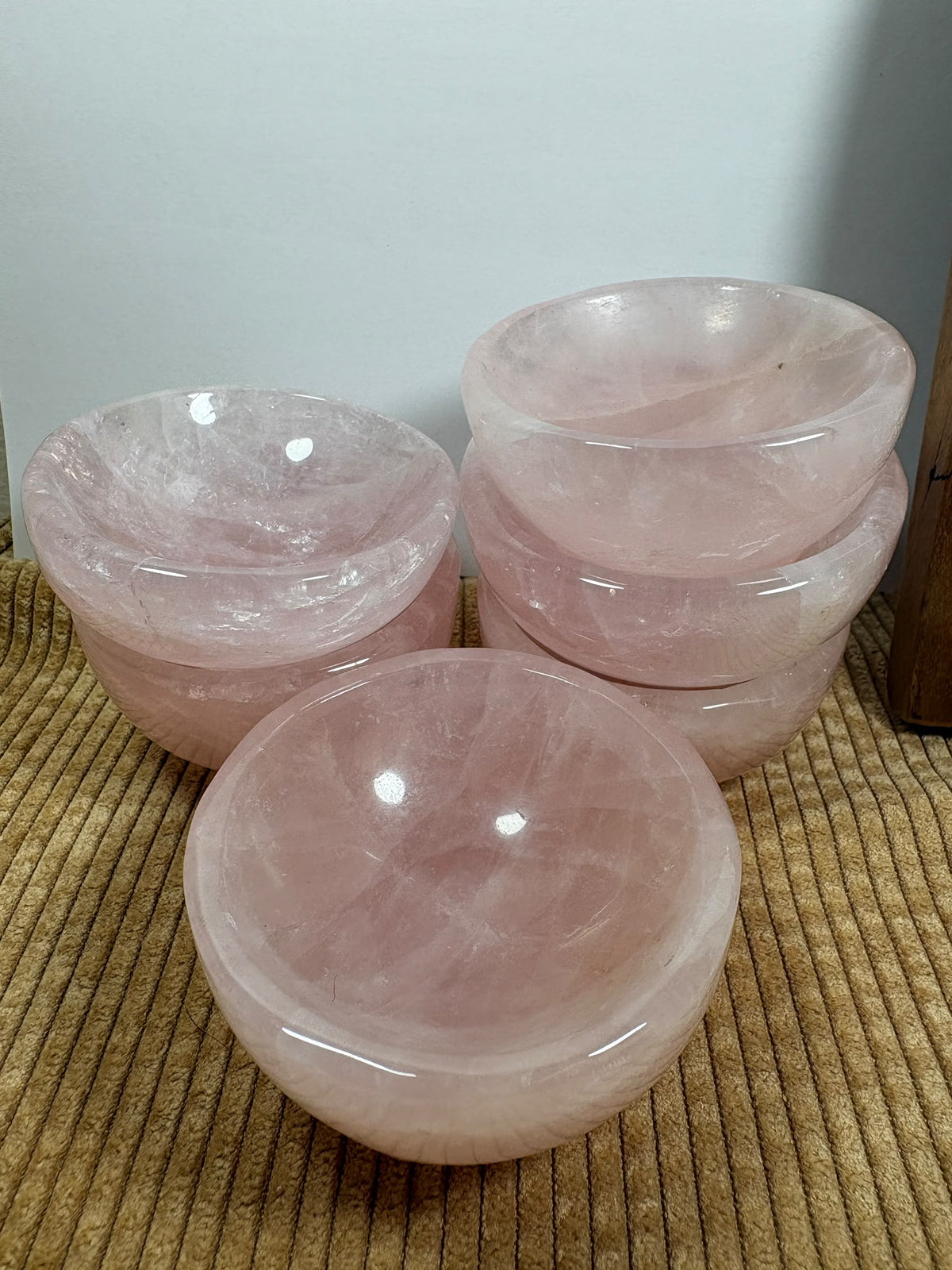 Cuenco pequeño de cuarzo rosa natural pulido, ideal para guardar pequeñas joyas o decorar tu espacio. Cada pieza tiene tonos y vetas únicos.
