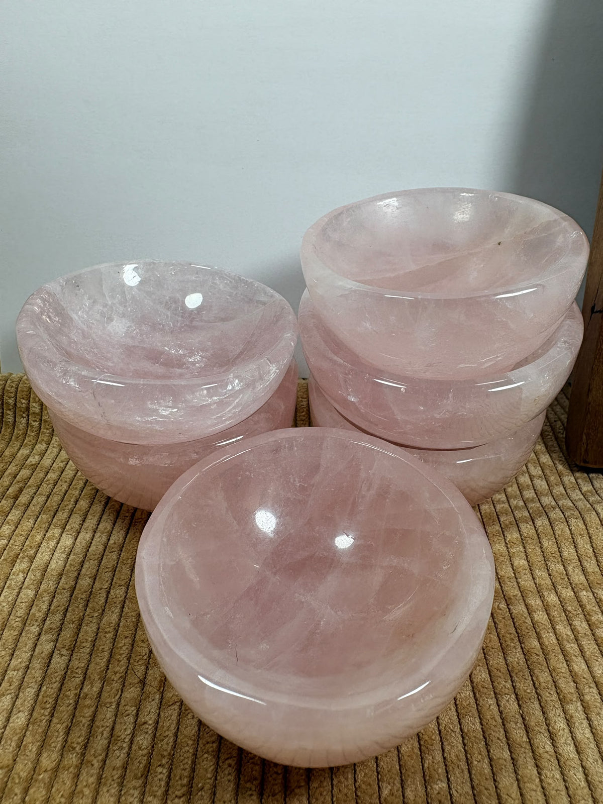 Cuenco pequeño de cuarzo rosa natural pulido, ideal para guardar pequeñas joyas o decorar tu espacio. Cada pieza tiene tonos y vetas únicos.