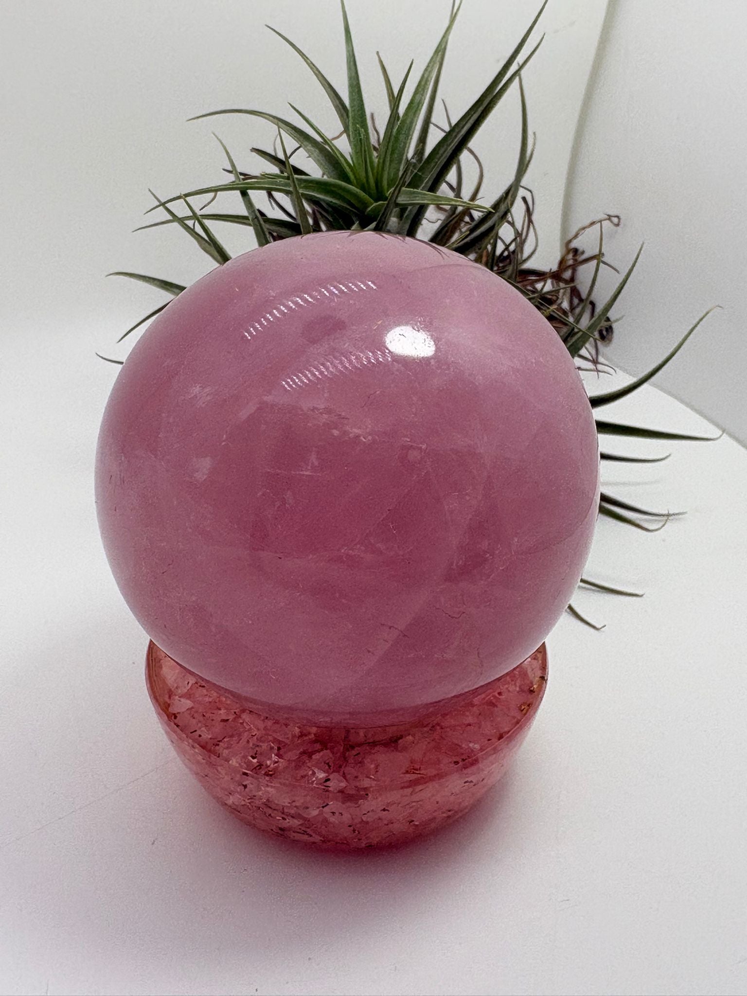Gran esfera de cuarzo rosa natural pulido