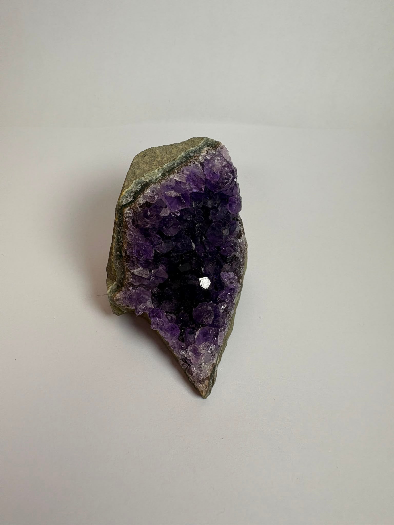 Drusa de amatista natural - cristales violetas brillantes