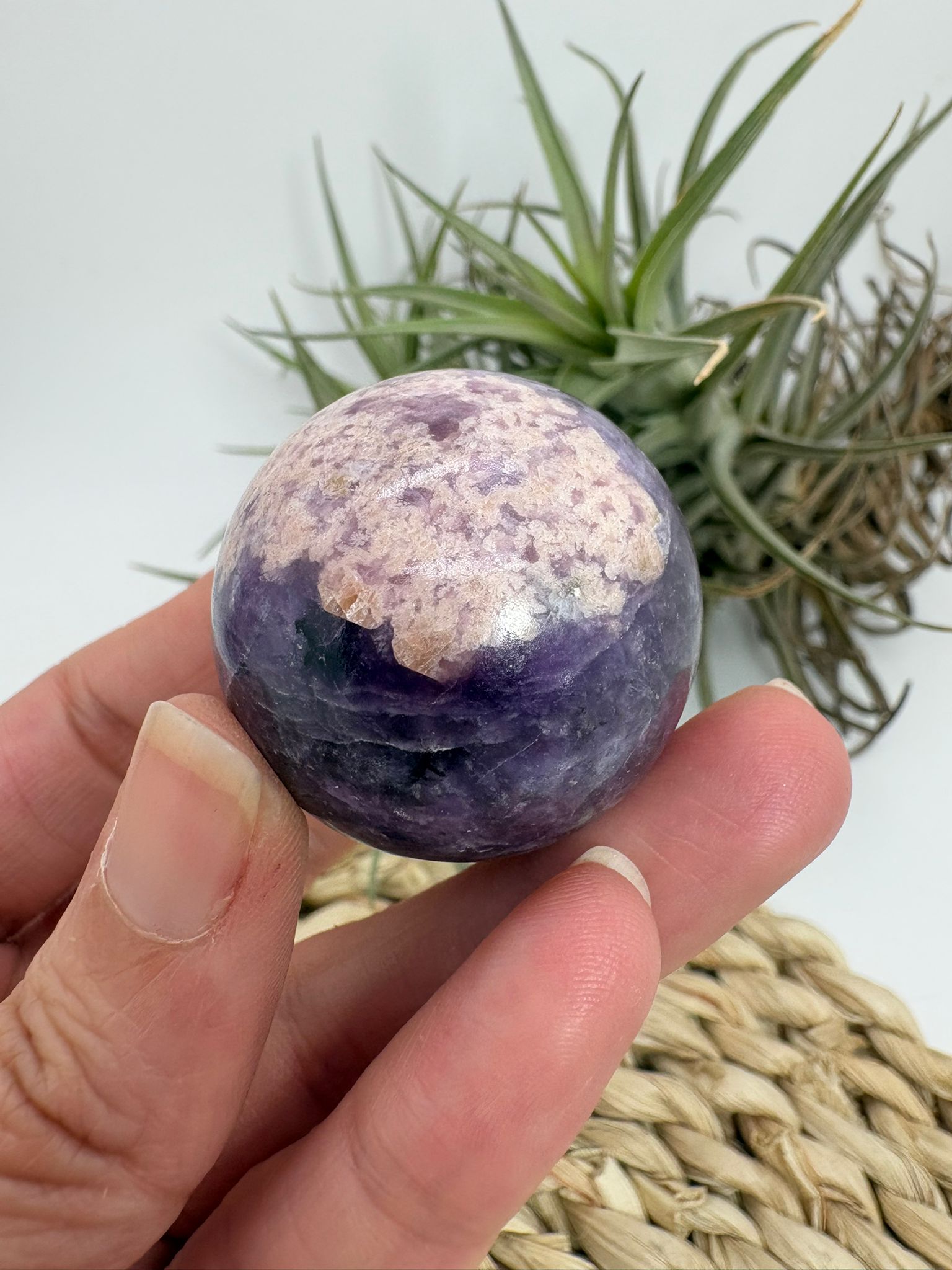 Esfera pequeña de lepidolita natural pulido