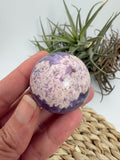 Esfera pequeña de lepidolita natural pulido