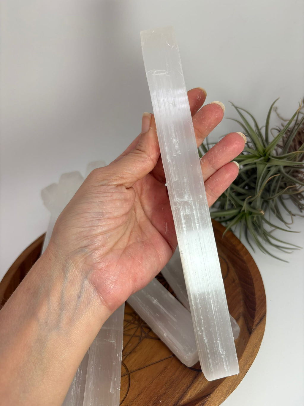 Barra de selenita natural para limpieza energética, meditación y armonización de minerales