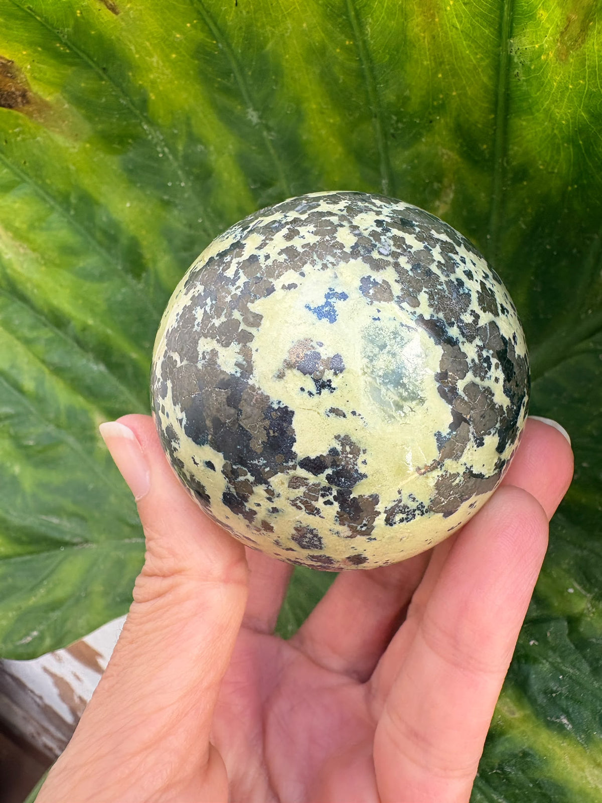 Esfera de serpentina con calcopirita de Perú - foto 6