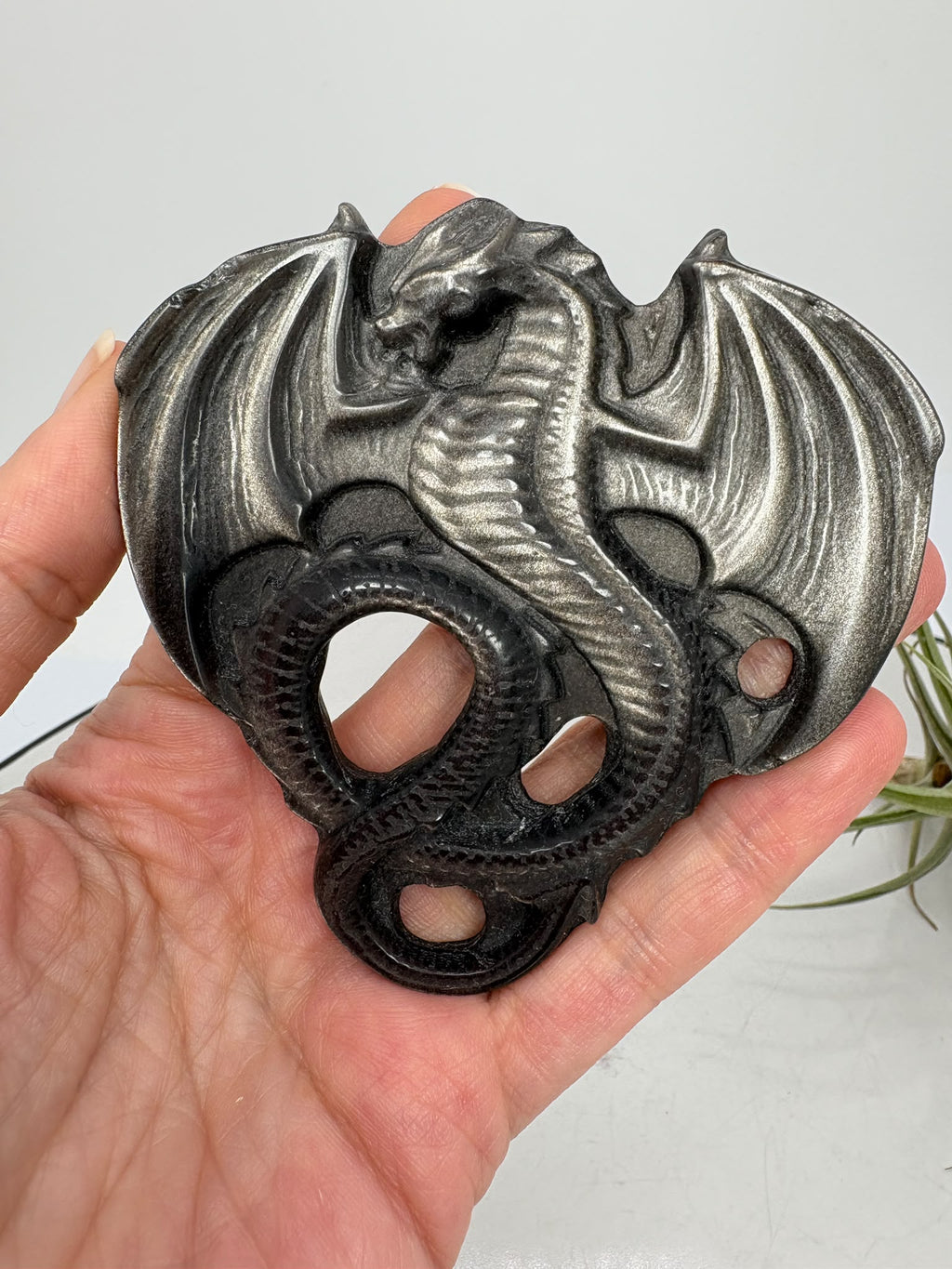 Dragón de obsidiana plateada tallado a mano de 7,9 cm, con alas desplegadas y bellos reflejos. Una pieza especial para coleccionar, decorar o regalar.