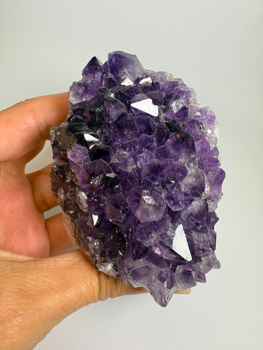 Drusa de amatista natural de intenso color violeta, con cristales brillantes y excelente calidad. Pieza única ideal para decoración, colección o regalo. Compra online con envío seguro.