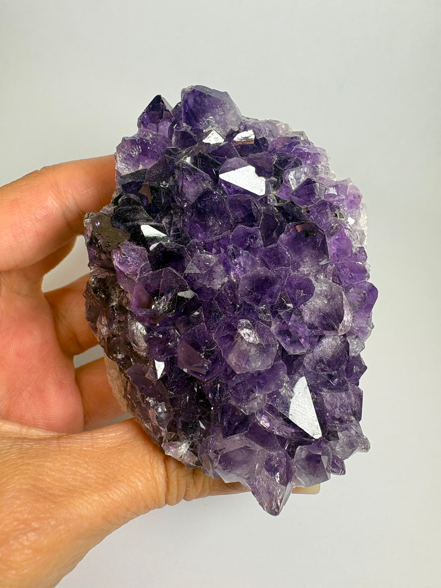 Drusa de amatista natural de intenso color violeta, con cristales brillantes y excelente calidad. Pieza única ideal para decoración, colección o regalo. Compra online con envío seguro.