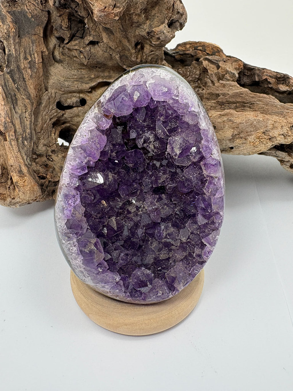 huevo de amatista natural, con drusa, ideal para altares, decoración, meditación, coleccionismo.