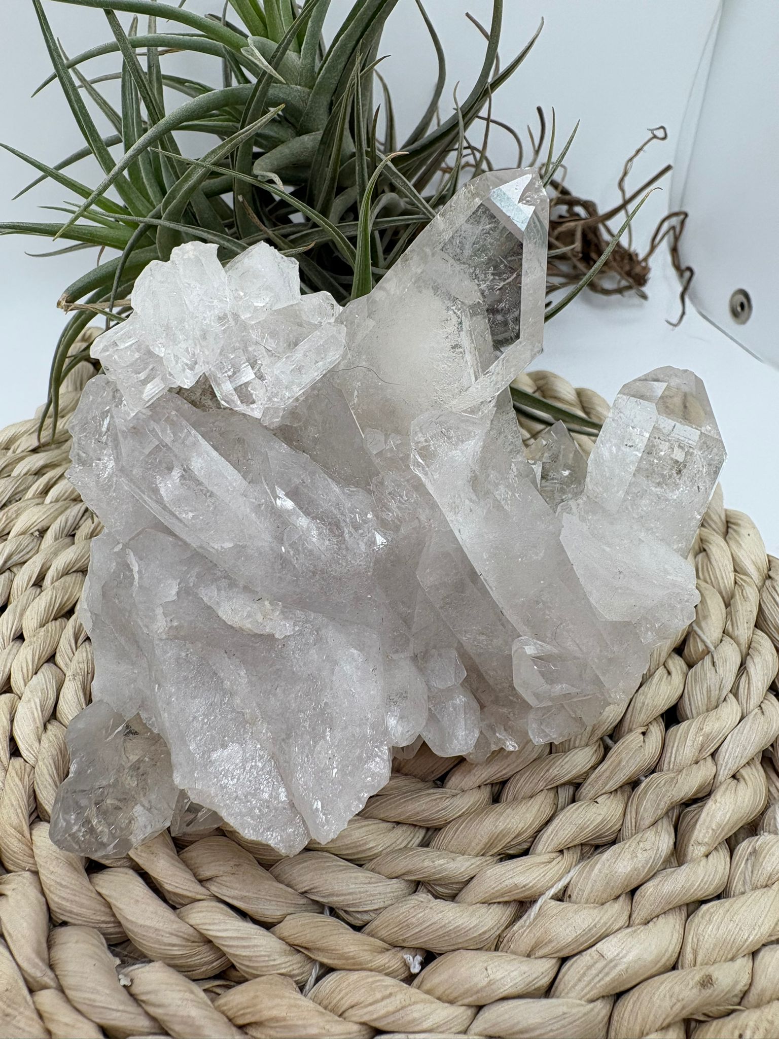 Cuarzo natural en bruto, pieza única con energía pura. Ideal para meditación, decoración y equilibrio energético. Descubre su belleza natural.