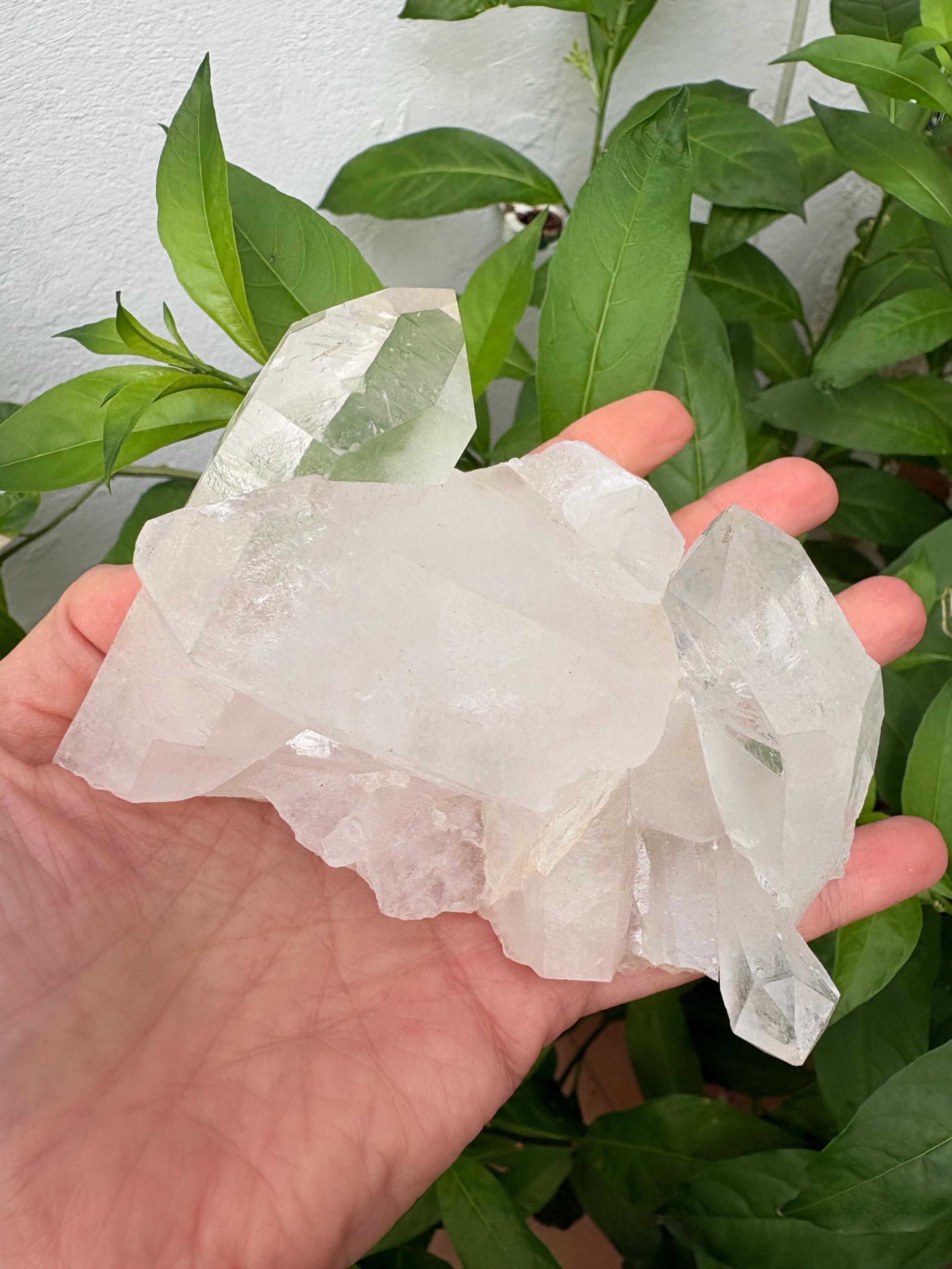 natural con puntas muy bonitas,
(también conocido como Cristal de Roca) 
mide aproximadamente 9,2  por 7 cm
