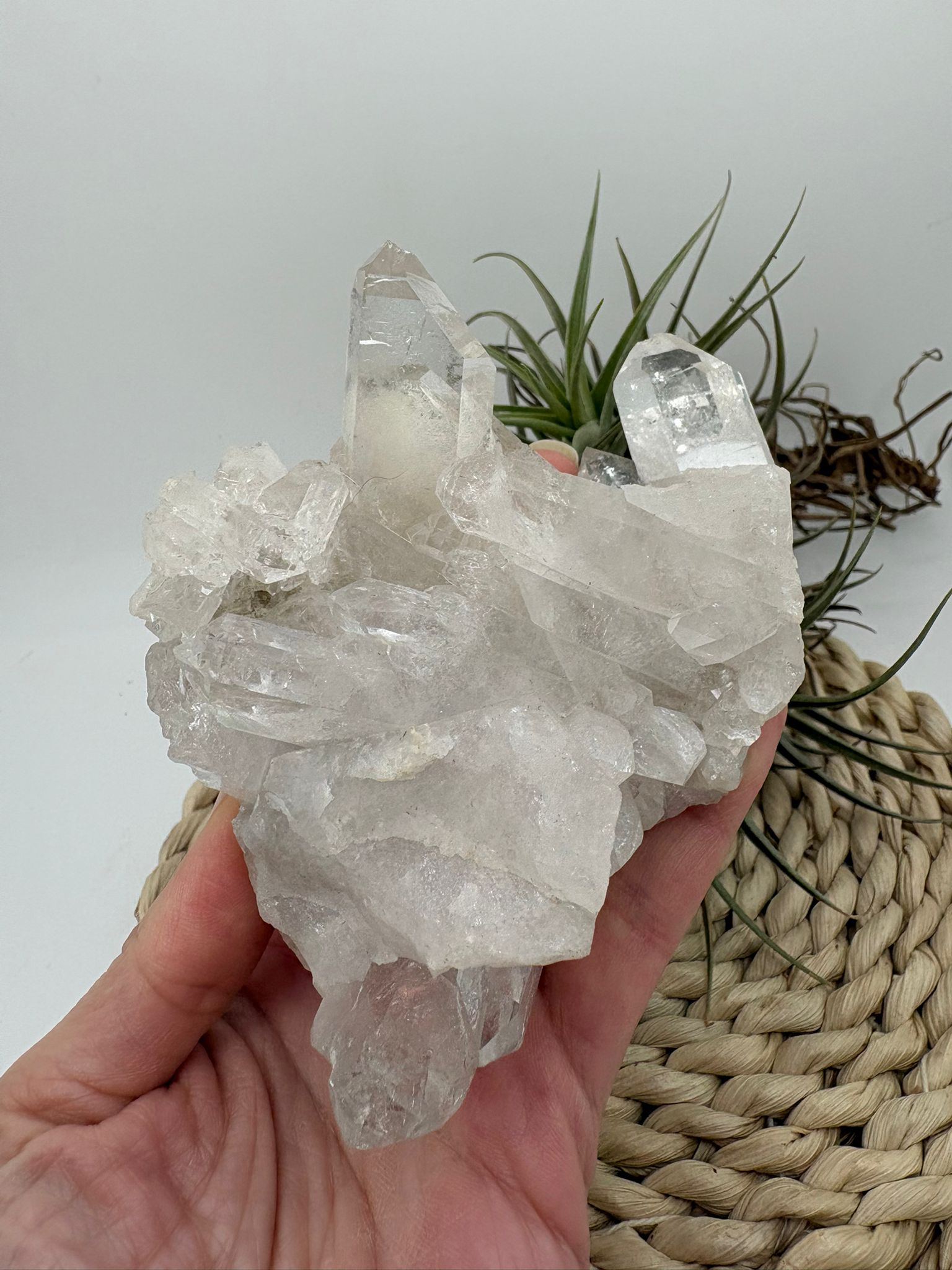 Cuarzo natural en bruto, pieza única con energía pura. Ideal para meditación, decoración y equilibrio energético. Descubre su belleza natural.