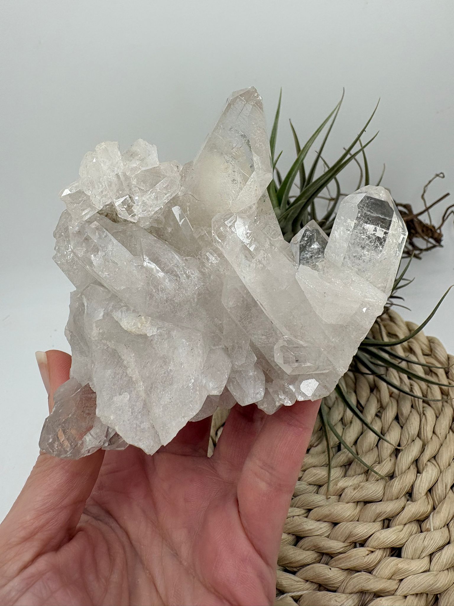 Cuarzo natural en bruto, pieza única con energía pura. Ideal para meditación, decoración y equilibrio energético. Descubre su belleza natural.