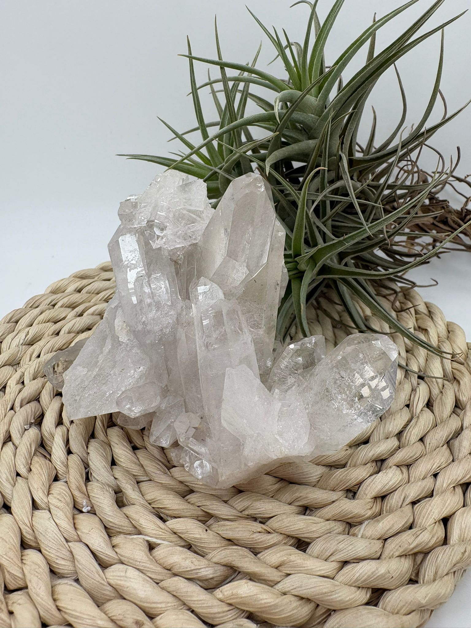 Cuarzo natural en bruto, pieza única con energía pura. Ideal para meditación, decoración y equilibrio energético. Descubre su belleza natural.