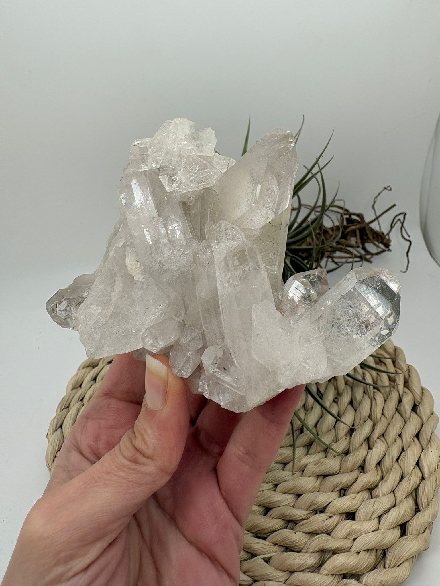 Cuarzo natural en bruto, pieza única con energía pura. Ideal para meditación, decoración y equilibrio energético. Descubre su belleza natural.