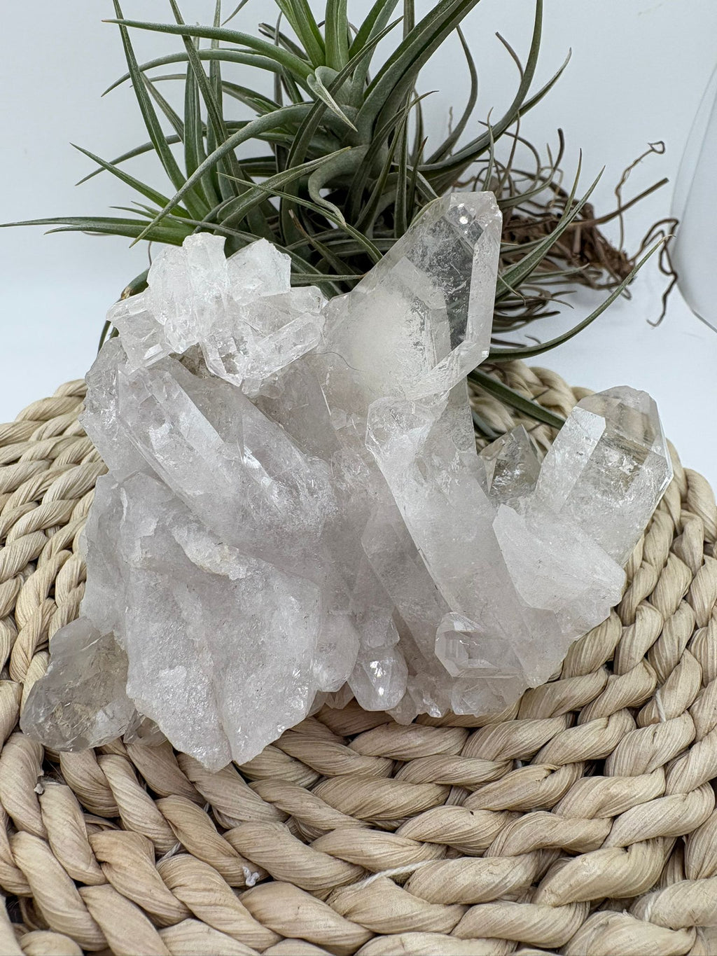 Cuarzo natural en bruto, pieza única con energía pura. Ideal para meditación, decoración y equilibrio energético. Descubre su belleza natural.