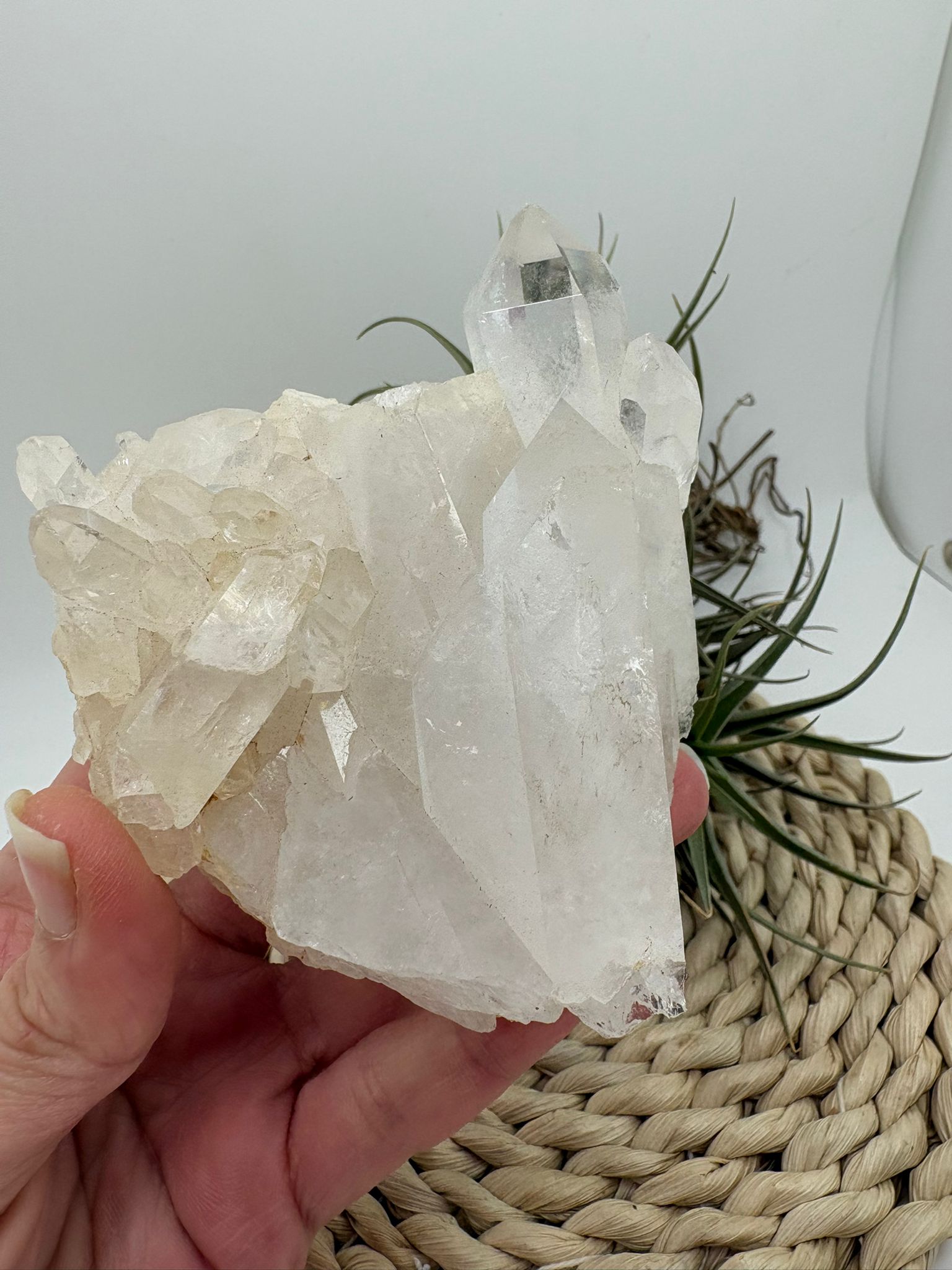 Cuarzo natural en bruto, pieza única con energía pura. Ideal para meditación, decoración y equilibrio energético. Descubre su belleza natural.