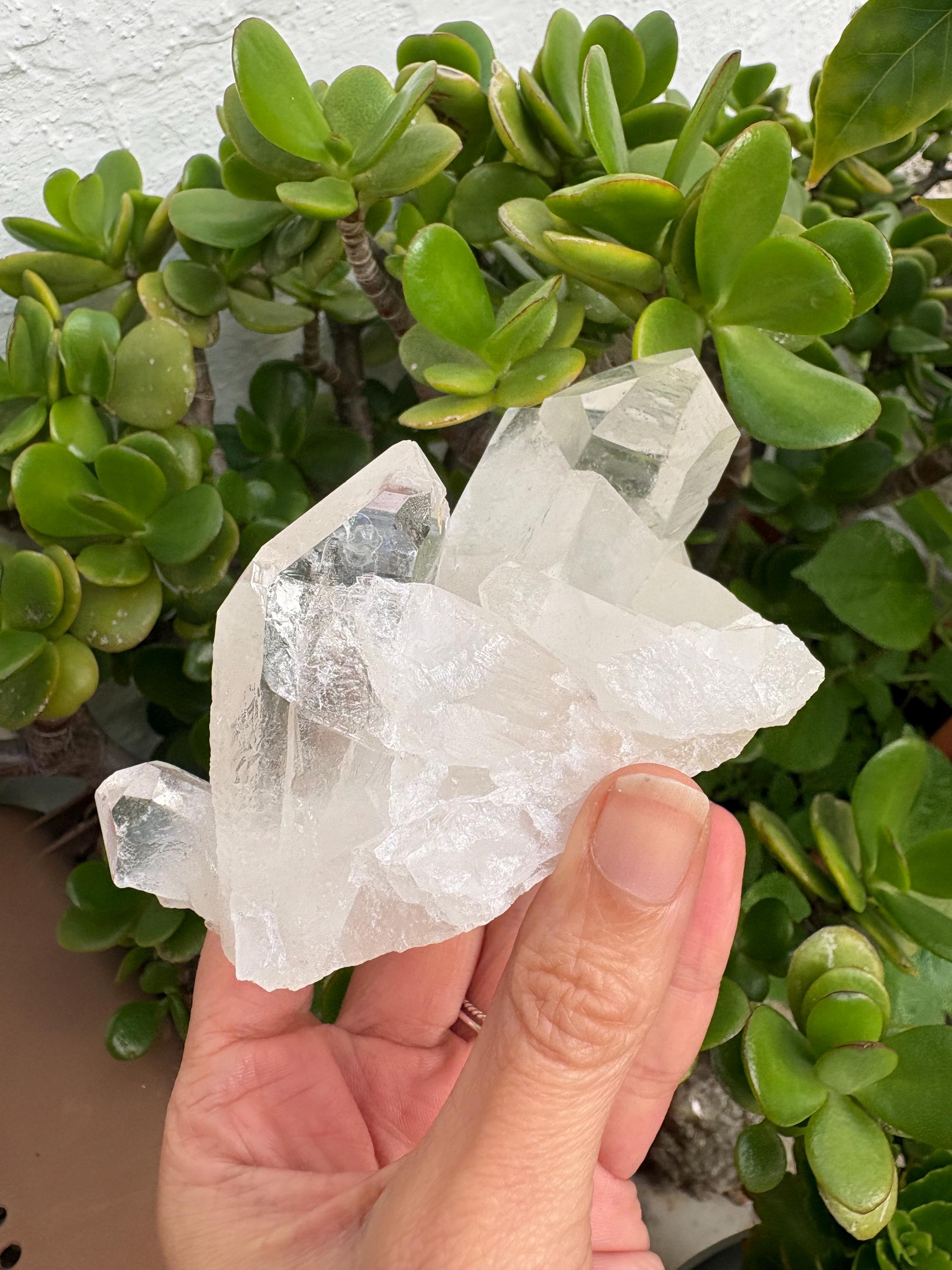 natural con puntas muy bonitas,
(también conocido como Cristal de Roca) 
mide aproximadamente 9,2  por 7 cm
