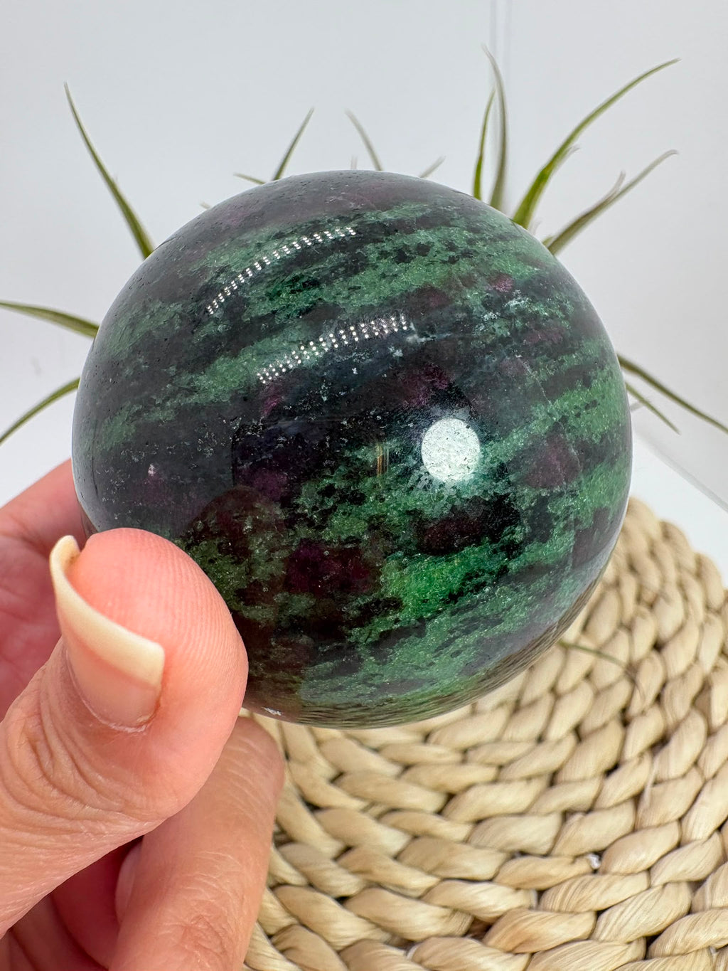 Esfera de zoisita con rubí